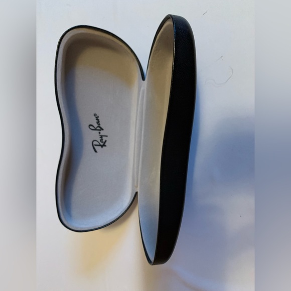 Ray-Ban clamshell case - Picture 3 of 3